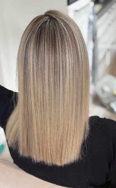 Steil blond haar met een zachte uitgroei-overgang