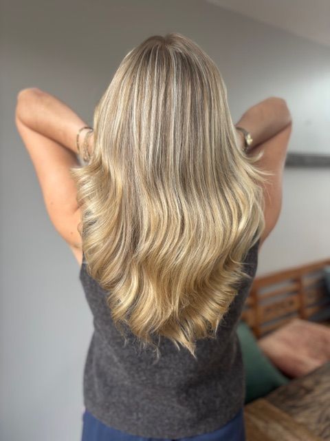 Lang blond haar met zachte golven en mooie dimensie, door Julia gekleurd en gestyled