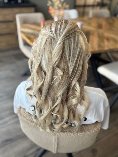 Blond haar met gestylede krullen