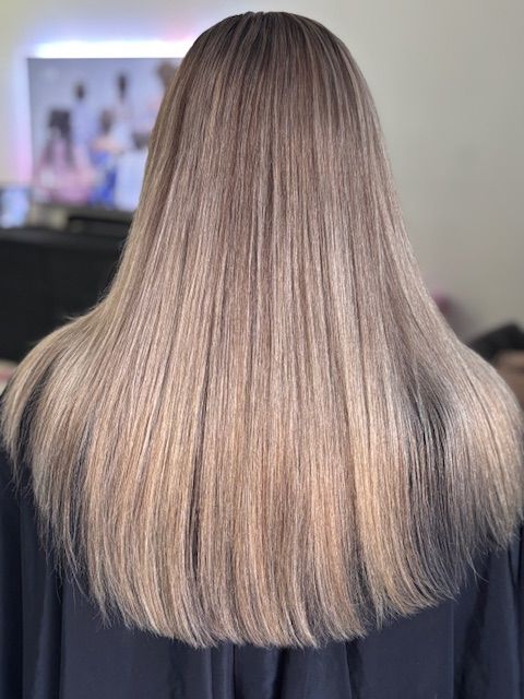 Lang, steil haar in een koele blonde blend