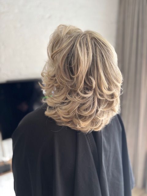 Blond kapsel met luchtige laagjes