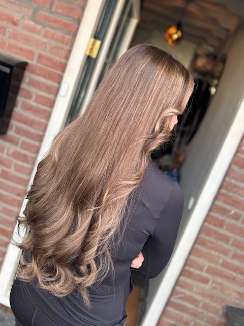 Lang bruin haar met grote golven